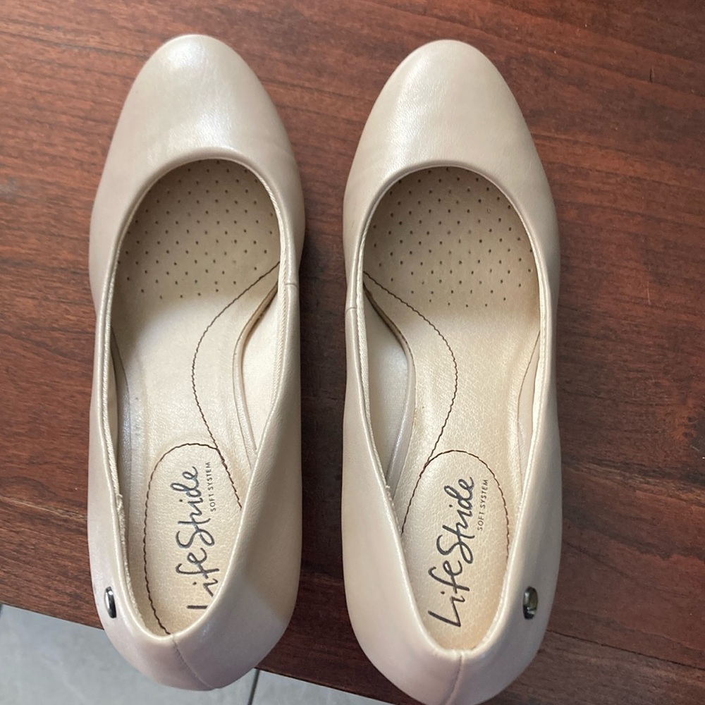 Nude Pumps